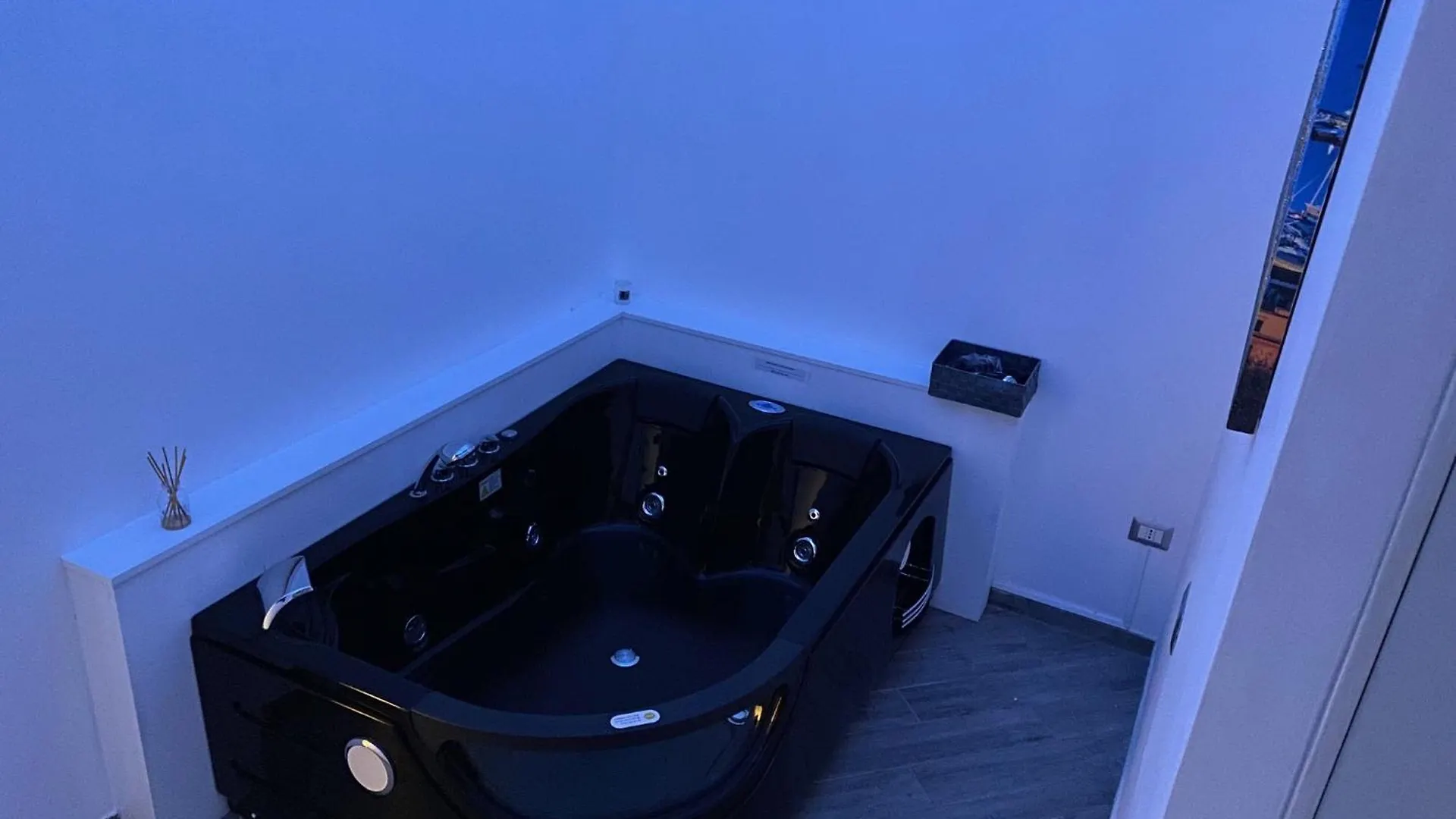 Suites Caracciolo نابولي بيت ضيافة